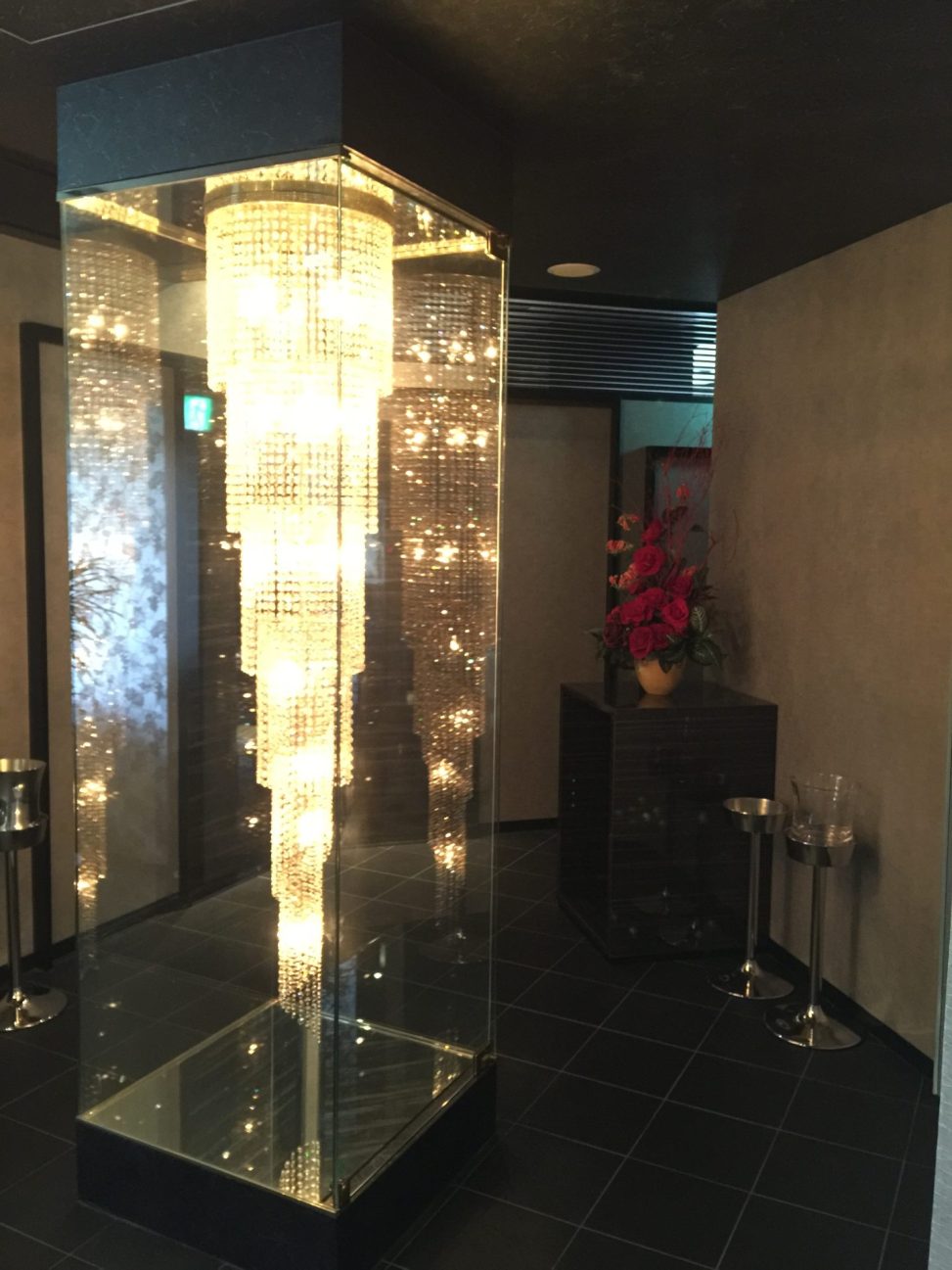 最新の海外インテリア照明の納品事例集 | 名古屋市のTEPPAN DINING様の豪華オーダーメイドの特注シャンデリアを納品しました。 最新の海外インテリア照明の納品事例集 | 名古屋市のTEPPAN DINING様の豪華オーダーメイドの特注シャンデリアを納品しました。