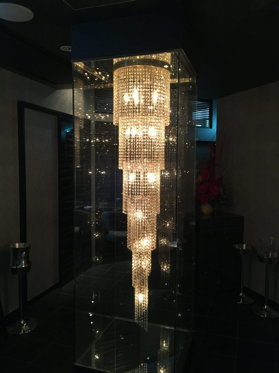 最新の海外インテリア照明の納品事例集 | 名古屋市のTEPPAN DINING様の豪華オーダーメイドの特注シャンデリアを納品しました。 最新の海外インテリア照明の納品事例集 | 名古屋市のTEPPAN DINING様の豪華オーダーメイドの特注シャンデリアを納品しました。