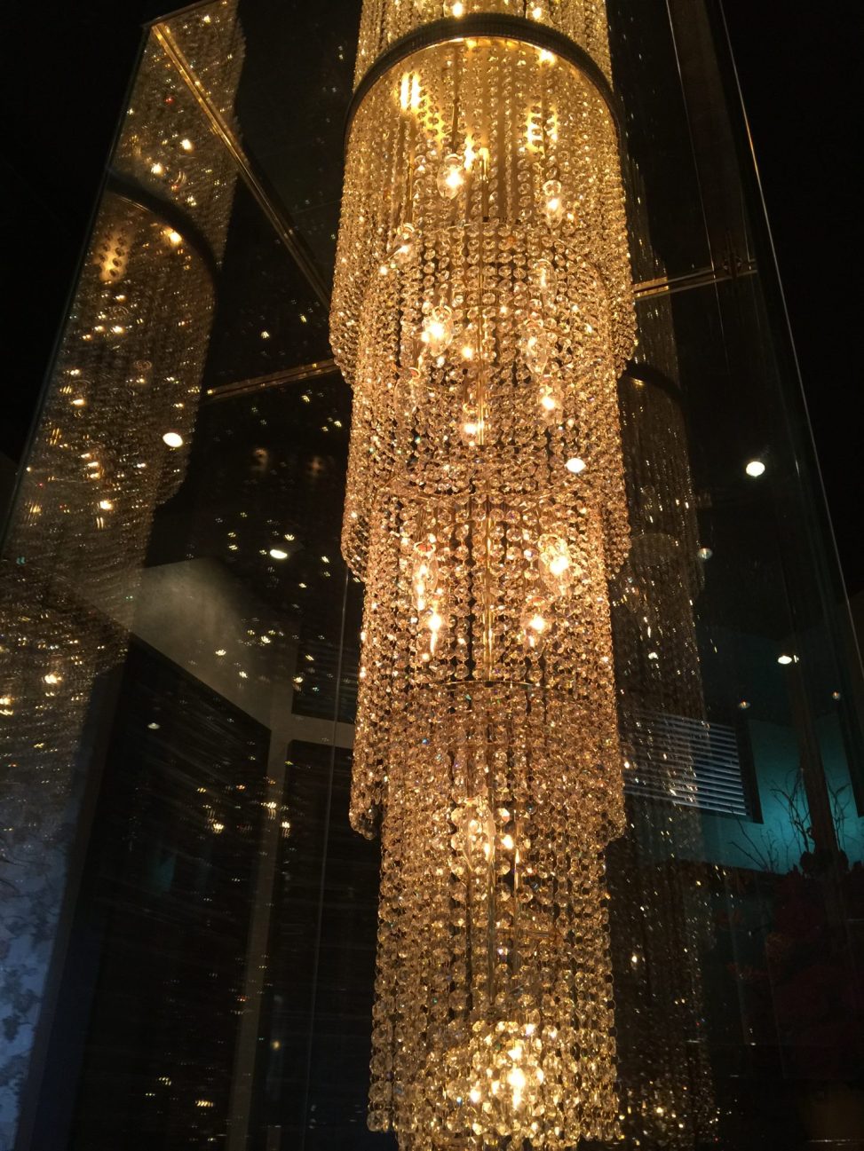 最新の海外インテリア照明の納品事例集 | 名古屋市のTEPPAN DINING様の豪華オーダーメイドの特注シャンデリアを納品しました。 最新の海外インテリア照明の納品事例集 | 名古屋市のTEPPAN DINING様の豪華オーダーメイドの特注シャンデリアを納品しました。