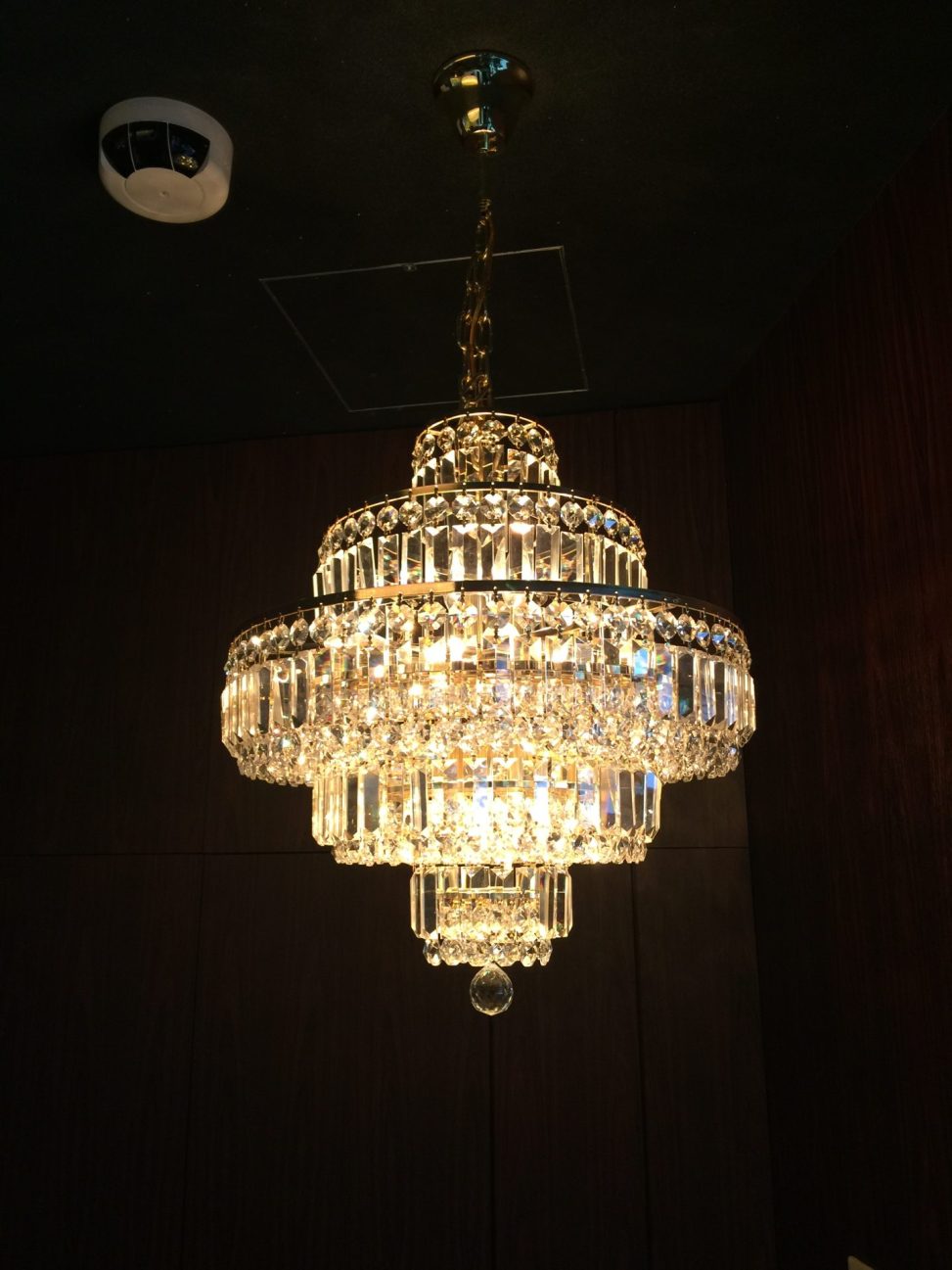 最新の海外インテリア照明の納品事例集 | 名古屋市のTEPPAN DINING様の豪華オーダーメイドの特注シャンデリアを納品しました。 最新の海外インテリア照明の納品事例集 | 名古屋市のTEPPAN DINING様の豪華オーダーメイドの特注シャンデリアを納品しました。