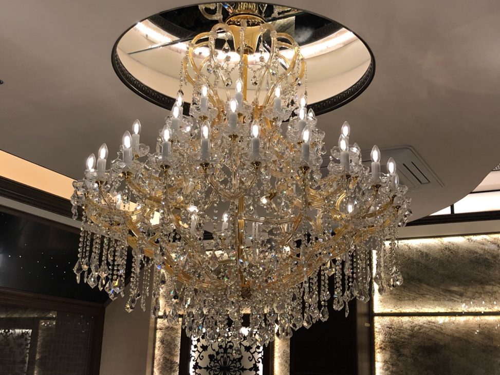 最新の海外インテリア照明の納品事例集 | 銀座のクラブに合う照明とは?圧倒的存在感を放つクリスタルシャンデリアを納品しました。 最新の海外インテリア照明の納品事例集 | 銀座のクラブに合う照明とは?圧倒的存在感を放つクリスタルシャンデリアを納品しました。