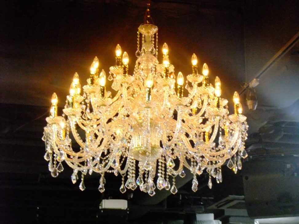 最新の海外インテリア照明の納品事例集 | 銀座ダイニングレストランルーツ東京様に大型クリスタルシャンデリアを納品しました。 最新の海外インテリア照明の納品事例集 | 銀座ダイニングレストランルーツ東京様に大型クリスタルシャンデリアを納品しました。