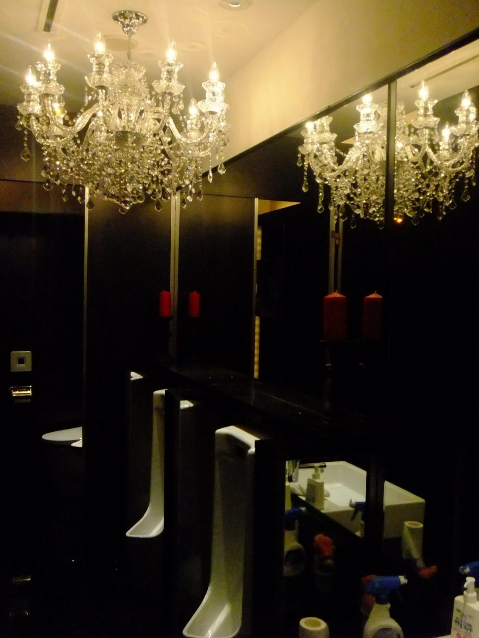 最新の海外インテリア照明の納品事例集 | 六本木レイシステム様新店club六本木に大型クリスタルシャンデリアを納品しました。 最新の海外インテリア照明の納品事例集 | 六本木レイシステム様新店club六本木に大型クリスタルシャンデリアを納品しました。