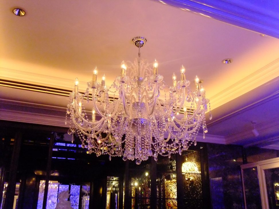 最新の海外インテリア照明の納品事例集 | 六本木レイシステム様新店club六本木に大型クリスタルシャンデリアを納品しました。 最新の海外インテリア照明の納品事例集 | 六本木レイシステム様新店club六本木に大型クリスタルシャンデリアを納品しました。