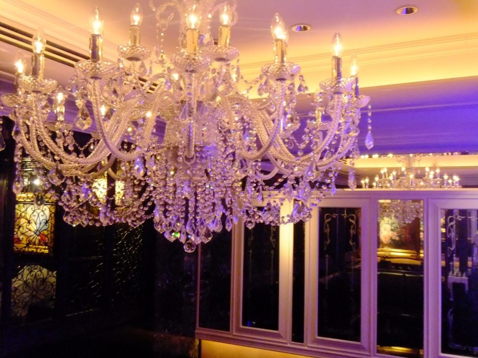 最新の海外インテリア照明の納品事例集 | 六本木レイシステム様新店club六本木に大型クリスタルシャンデリアを納品しました。 最新の海外インテリア照明の納品事例集 | 六本木レイシステム様新店club六本木に大型クリスタルシャンデリアを納品しました。