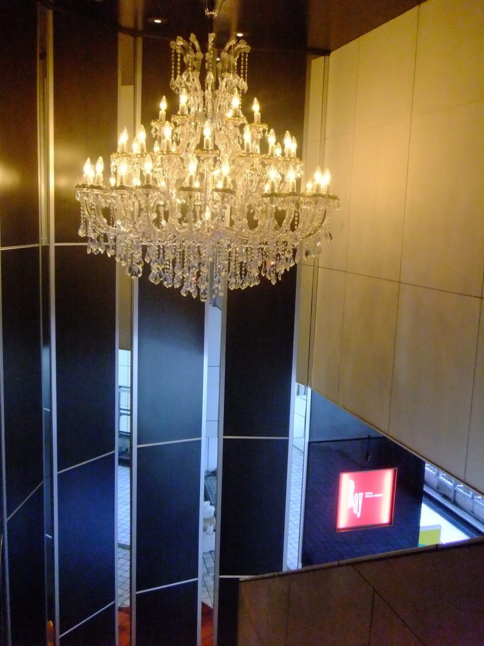 最新の海外インテリア照明の納品事例集 | 六本木レイシステム様新店club六本木に大型クリスタルシャンデリアを納品しました。 最新の海外インテリア照明の納品事例集 | 六本木レイシステム様新店club六本木に大型クリスタルシャンデリアを納品しました。