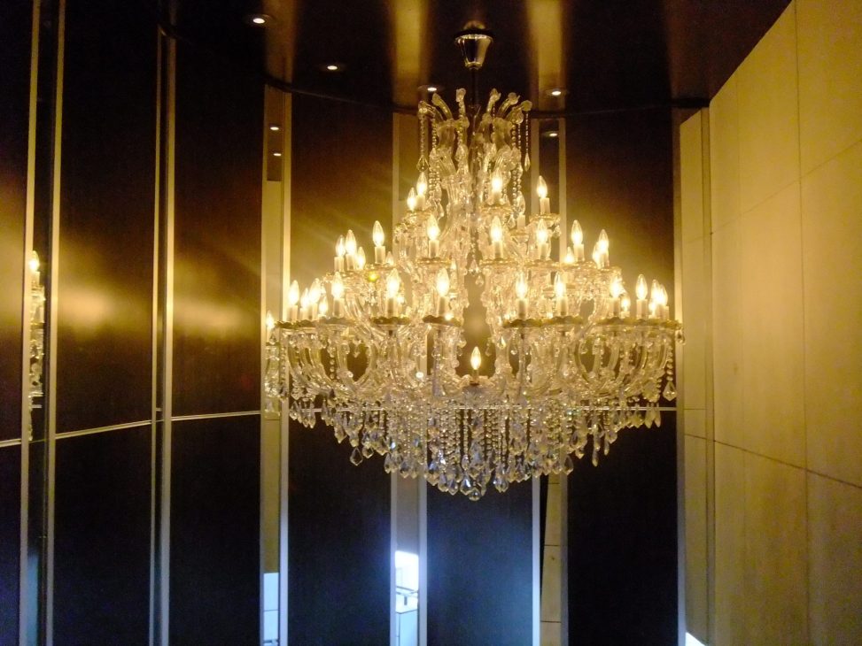 最新の海外インテリア照明の納品事例集 | 六本木レイシステム様新店club六本木に大型クリスタルシャンデリアを納品しました。 最新の海外インテリア照明の納品事例集 | 六本木レイシステム様新店club六本木に大型クリスタルシャンデリアを納品しました。
