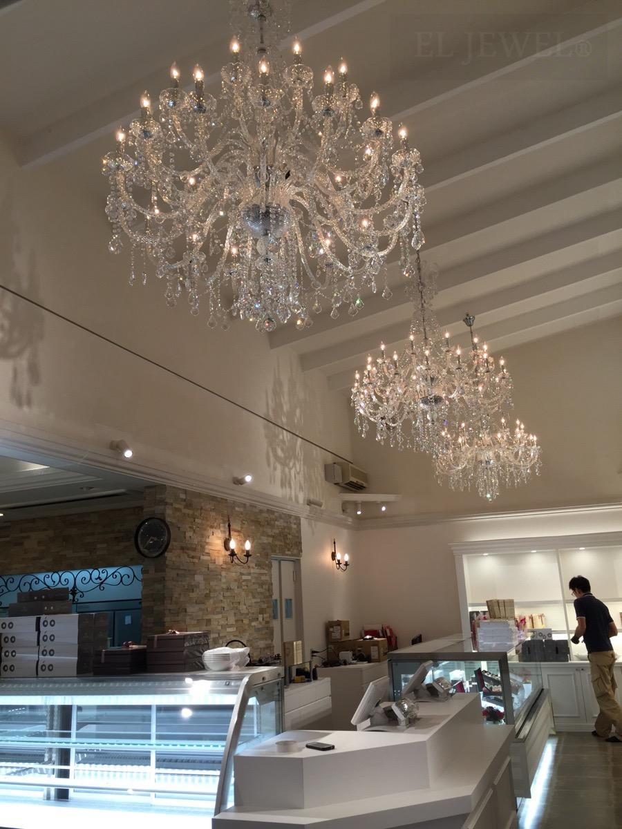 最新の海外インテリア照明の納品事例集 | 名古屋のパティスリーラティアールに大型クリスタルシャンデリアを納品しました。 最新の海外インテリア照明の納品事例集 | 名古屋のパティスリーラティアールに大型クリスタルシャンデリアを納品しました。