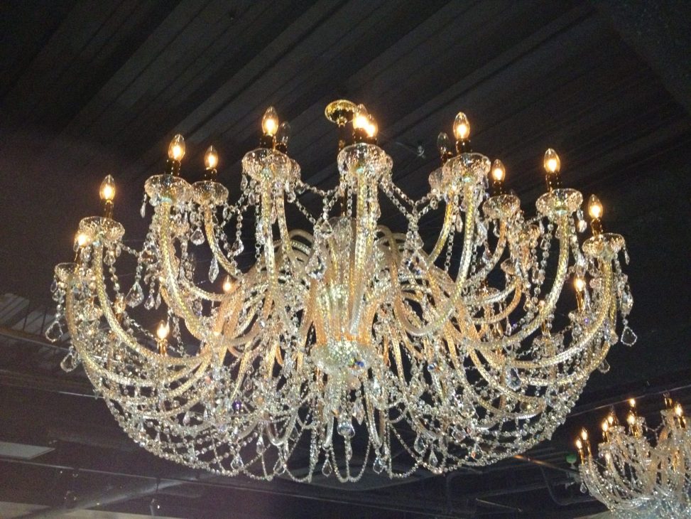 最新の海外インテリア照明の納品事例集 | 千葉県柏市のクラブシャンティ店様に大型シャンデリアを納品しました。 最新の海外インテリア照明の納品事例集 | 千葉県柏市のクラブシャンティ店様に大型シャンデリアを納品しました。