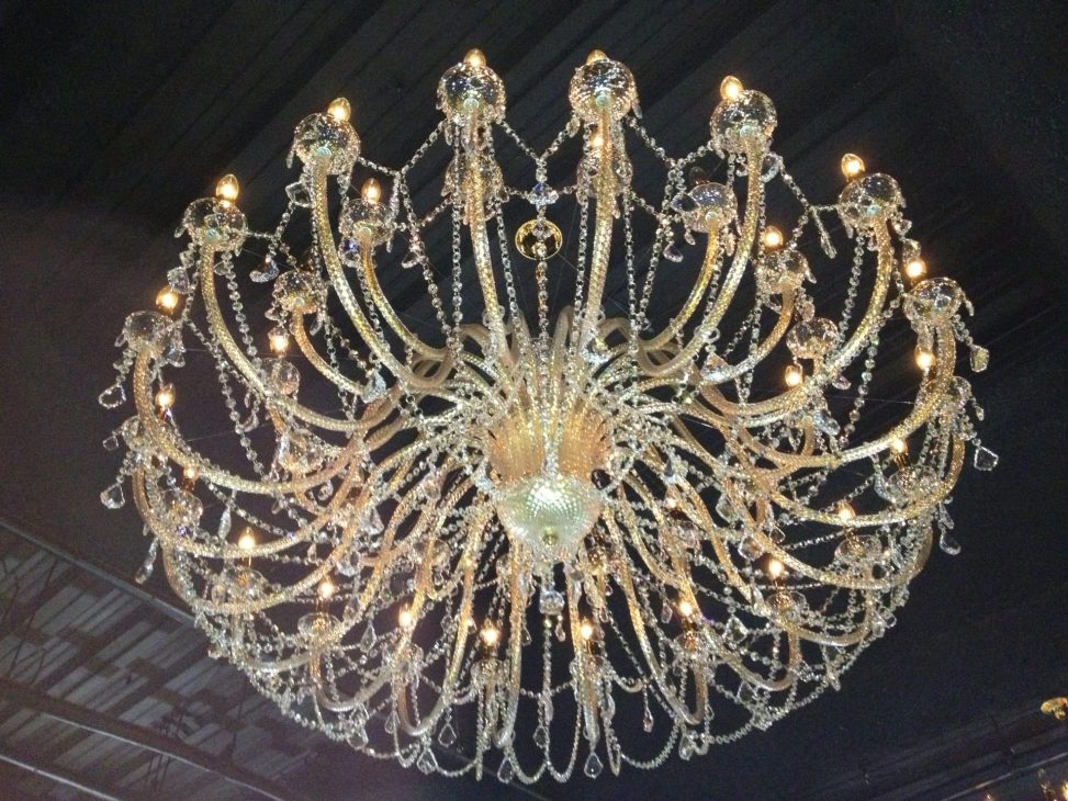 最新の海外インテリア照明の納品事例集 | 柏市clubシャンティ様に大型のクリスタルシャンデリアを納品しました。 最新の海外インテリア照明の納品事例集 | 柏市clubシャンティ様に大型のクリスタルシャンデリアを納品しました。