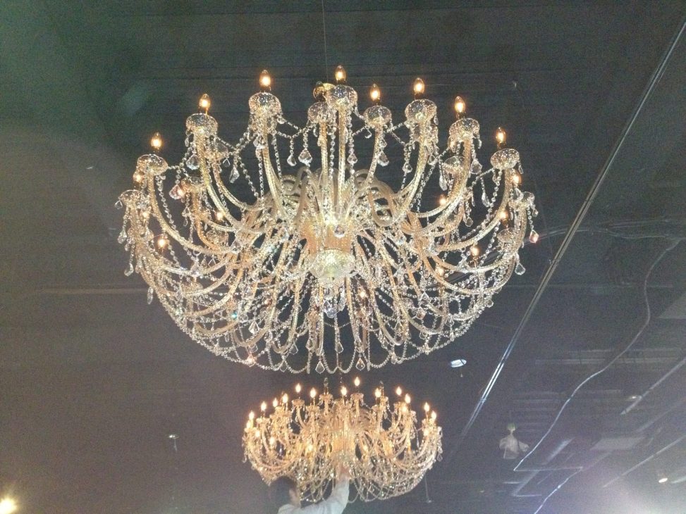 最新の海外インテリア照明の納品事例集 | 柏市clubシャンティ様に大型のクリスタルシャンデリアを納品しました。 最新の海外インテリア照明の納品事例集 | 柏市clubシャンティ様に大型のクリスタルシャンデリアを納品しました。