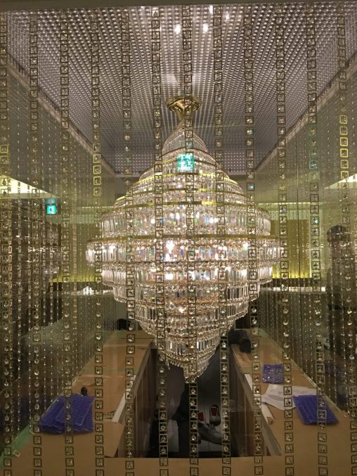 インテリア照明の納品実績 | 札幌クラブ我礼様に特注大型クリスタルシャンデリアを納品しました。