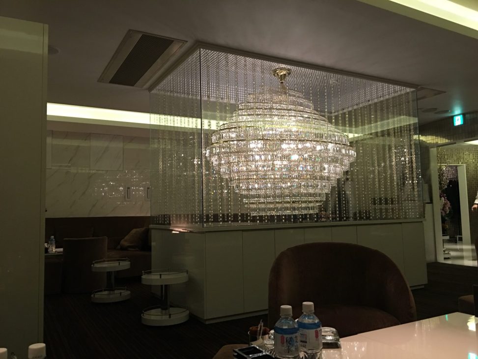最新の海外インテリア照明の納品事例集 | 札幌クラブ我礼様に特注大型クリスタルシャンデリアを納品しました。 最新の海外インテリア照明の納品事例集 | 札幌クラブ我礼様に特注大型クリスタルシャンデリアを納品しました。