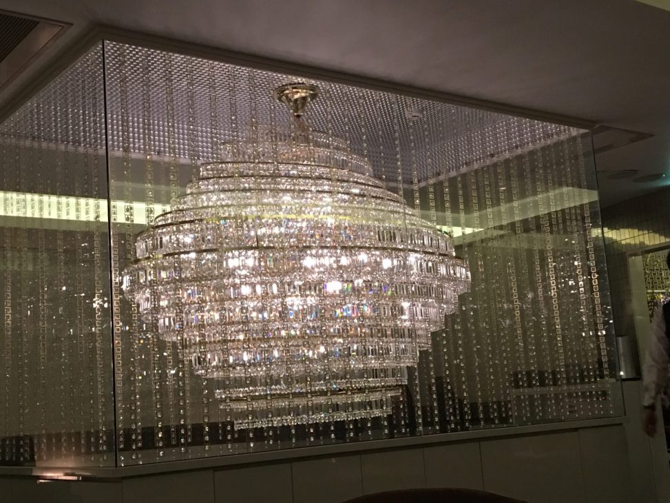 最新の海外インテリア照明の納品事例集 | 札幌クラブ我礼様に特注大型クリスタルシャンデリアを納品しました。 最新の海外インテリア照明の納品事例集 | 札幌クラブ我礼様に特注大型クリスタルシャンデリアを納品しました。
