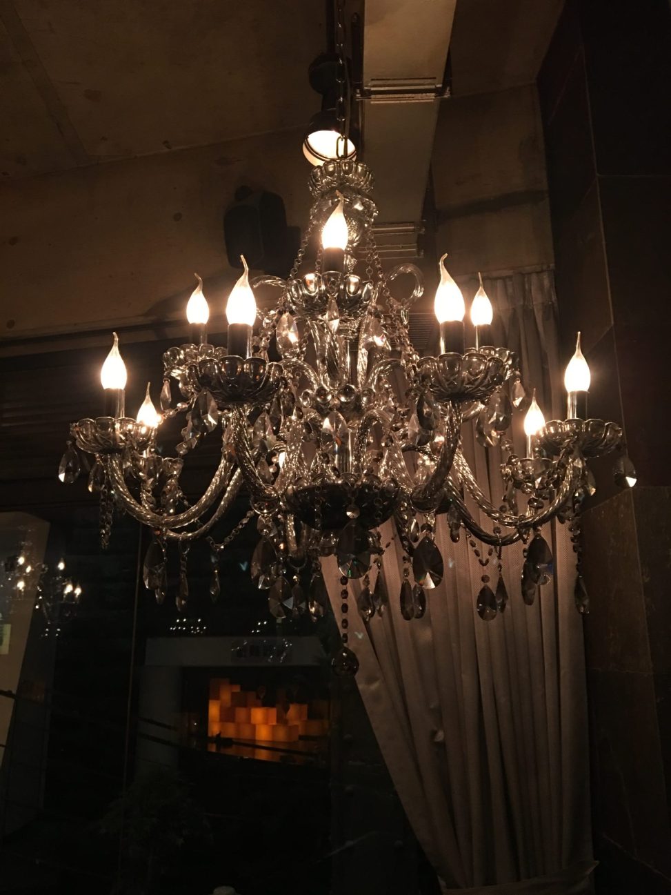最新の海外インテリア照明の納品事例集 | 金沢市Gバーガラシャ様に大型特注クリスタルシャンデリアを納品しました。 最新の海外インテリア照明の納品事例集 | 金沢市Gバーガラシャ様に大型特注クリスタルシャンデリアを納品しました。