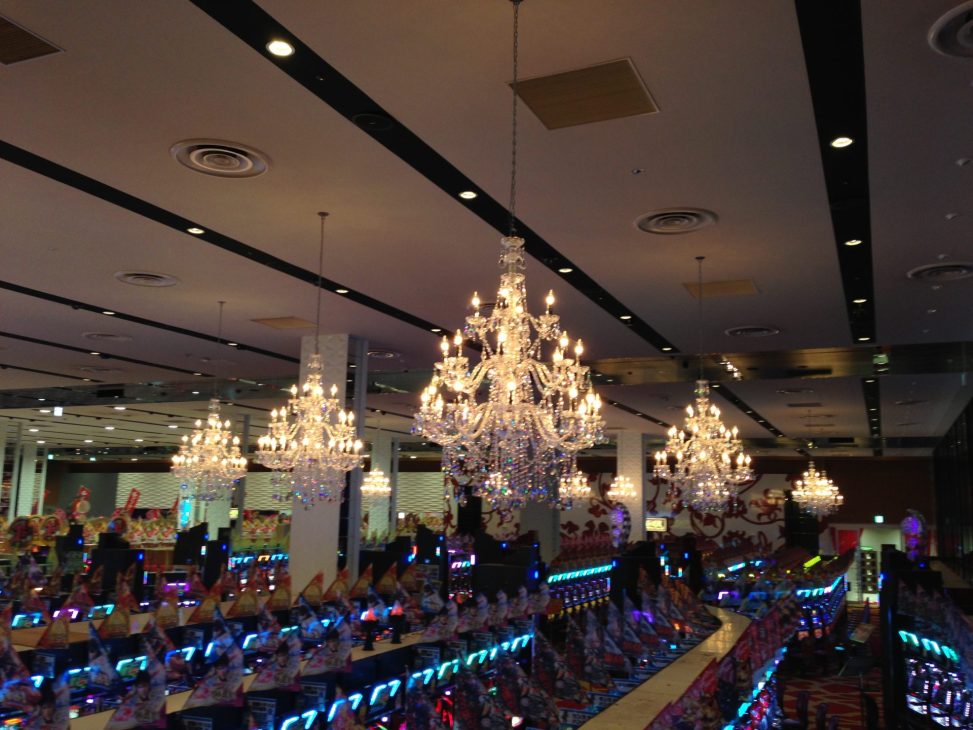 最新の海外インテリア照明の納品事例集 | 愛知県のラッキープラザ弥冨店に多数の大型クリスタルシャンデリアを納品しました。 最新の海外インテリア照明の納品事例集 | 愛知県のラッキープラザ弥冨店に多数の大型クリスタルシャンデリアを納品しました。