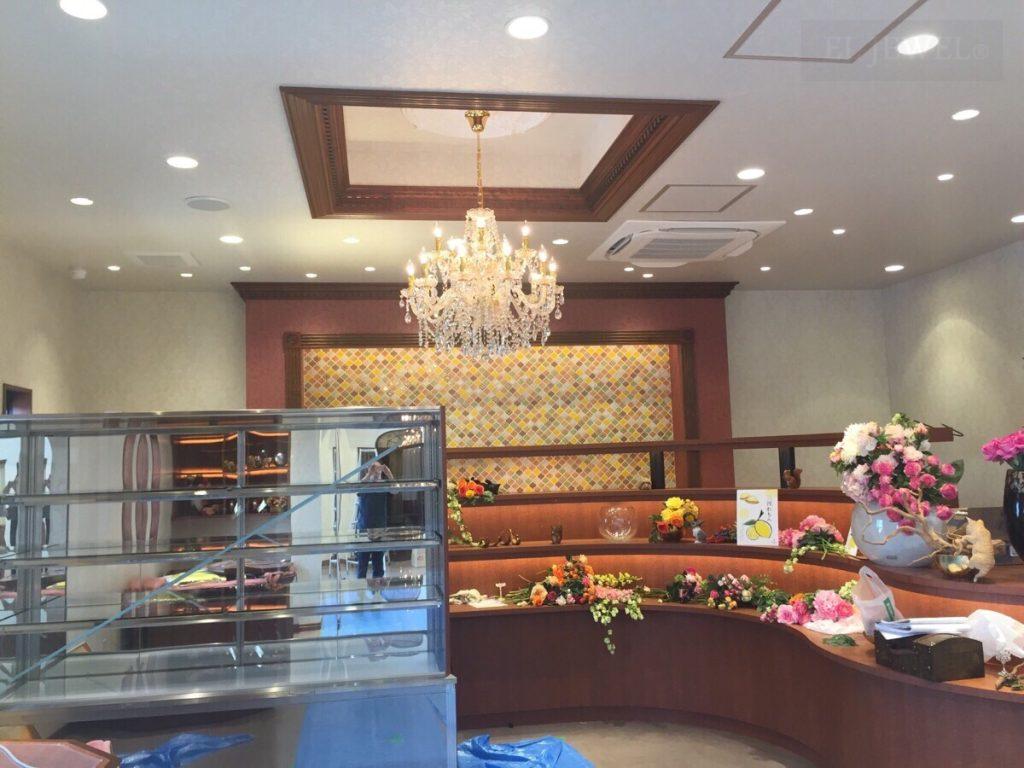 最新の海外インテリア照明の納品事例集 | 愛知県の某有名ケーキショップ様に大型クリスタルシャンデリアを納品しました。 最新の海外インテリア照明の納品事例集 | 愛知県の某有名ケーキショップ様に大型クリスタルシャンデリアを納品しました。
