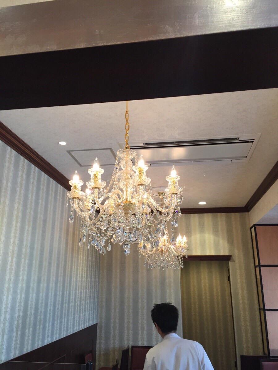 最新の海外インテリア照明の納品事例集 | 愛知県の某有名ケーキショップ様に大型クリスタルシャンデリアを納品しました。 最新の海外インテリア照明の納品事例集 | 愛知県の某有名ケーキショップ様に大型クリスタルシャンデリアを納品しました。