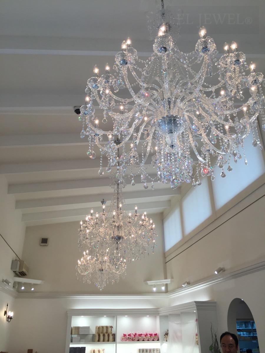 最新の海外インテリア照明の納品事例集 | 名古屋のパティスリーラティアールに大型クリスタルシャンデリアを納品しました。 最新の海外インテリア照明の納品事例集 | 名古屋のパティスリーラティアールに大型クリスタルシャンデリアを納品しました。