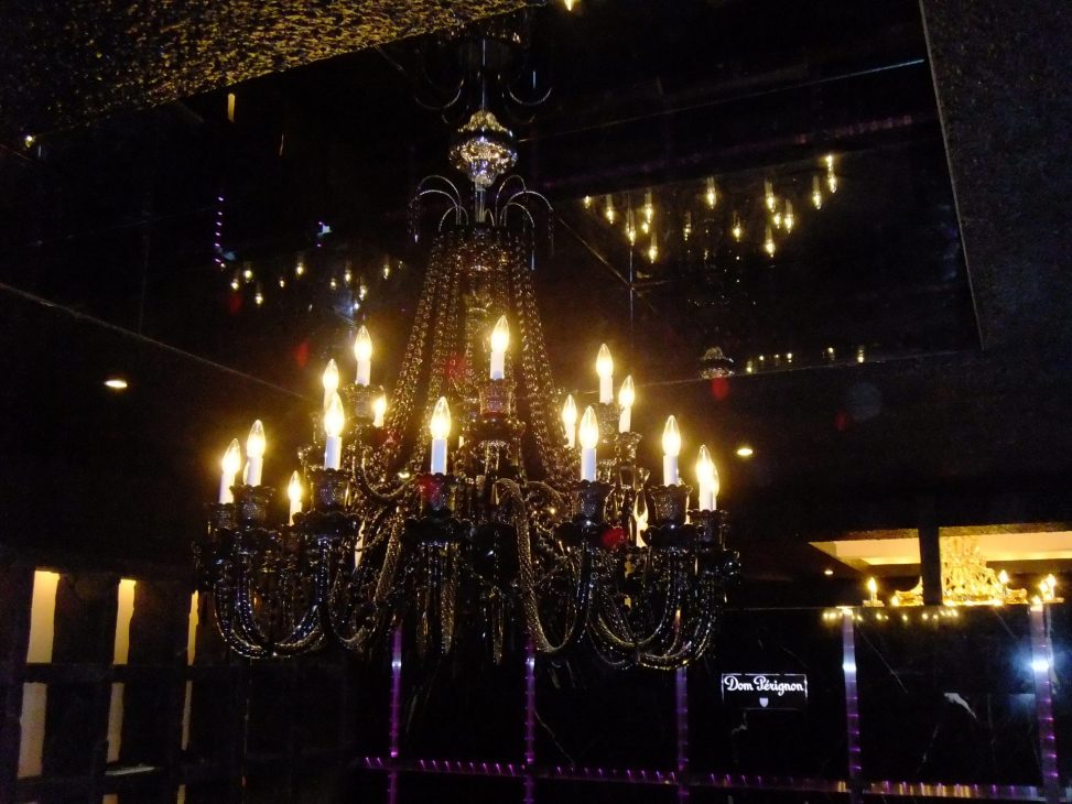 最新の海外インテリア照明の納品事例集 | 大型のオーダーメイドクリスタルシャンデリアを納品しました。|六本木のCLUB GIULIETTA様 最新の海外インテリア照明の納品事例集 | 大型のオーダーメイドクリスタルシャンデリアを納品しました。|六本木のCLUB GIULIETTA様