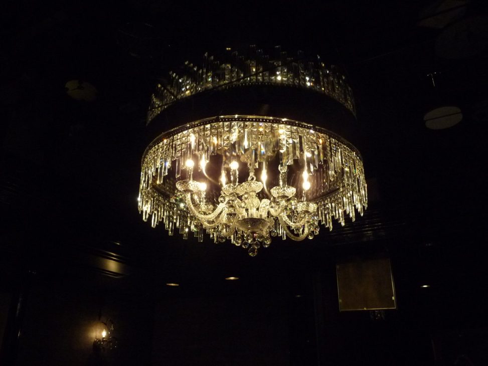 最新の海外インテリア照明の納品事例集 | 調布市クラブアルス店様にブラッククリスタルシャンデリアを納品しました。 最新の海外インテリア照明の納品事例集 | 調布市クラブアルス店様にブラッククリスタルシャンデリアを納品しました。