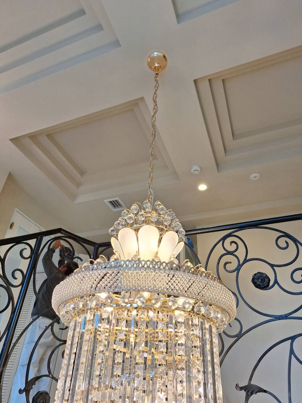 最新の海外インテリア照明の納品事例集 | 湘南国際ホテル|大型モダンクリスタルシャンデリアを納品しました。 最新の海外インテリア照明の納品事例集 | 湘南国際ホテル|大型モダンクリスタルシャンデリアを納品しました。