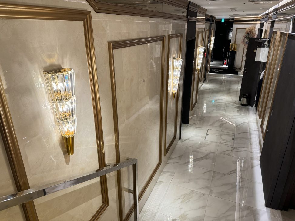 最新の海外インテリア照明の納品事例集 | 「大型シャンデリア、天井高や空間に合うサイズが見つからない?」を解決できます。 最新の海外インテリア照明の納品事例集 | 「大型シャンデリア、天井高や空間に合うサイズが見つからない?」を解決できます。