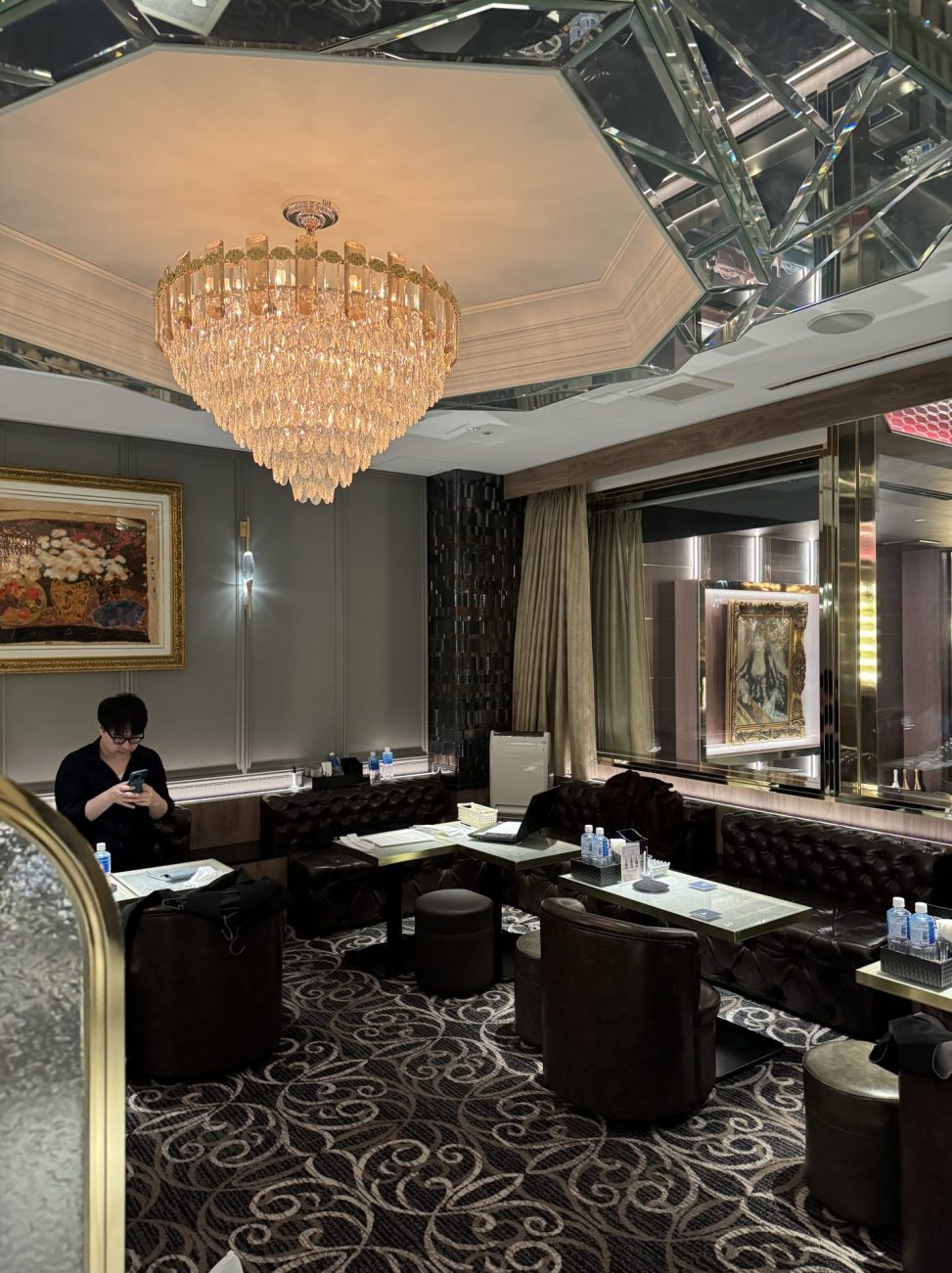 最新の海外インテリア照明の納品事例集 | 「大型シャンデリア、天井高や空間に合うサイズが見つからない?」を解決できます。 最新の海外インテリア照明の納品事例集 | 「大型シャンデリア、天井高や空間に合うサイズが見つからない?」を解決できます。