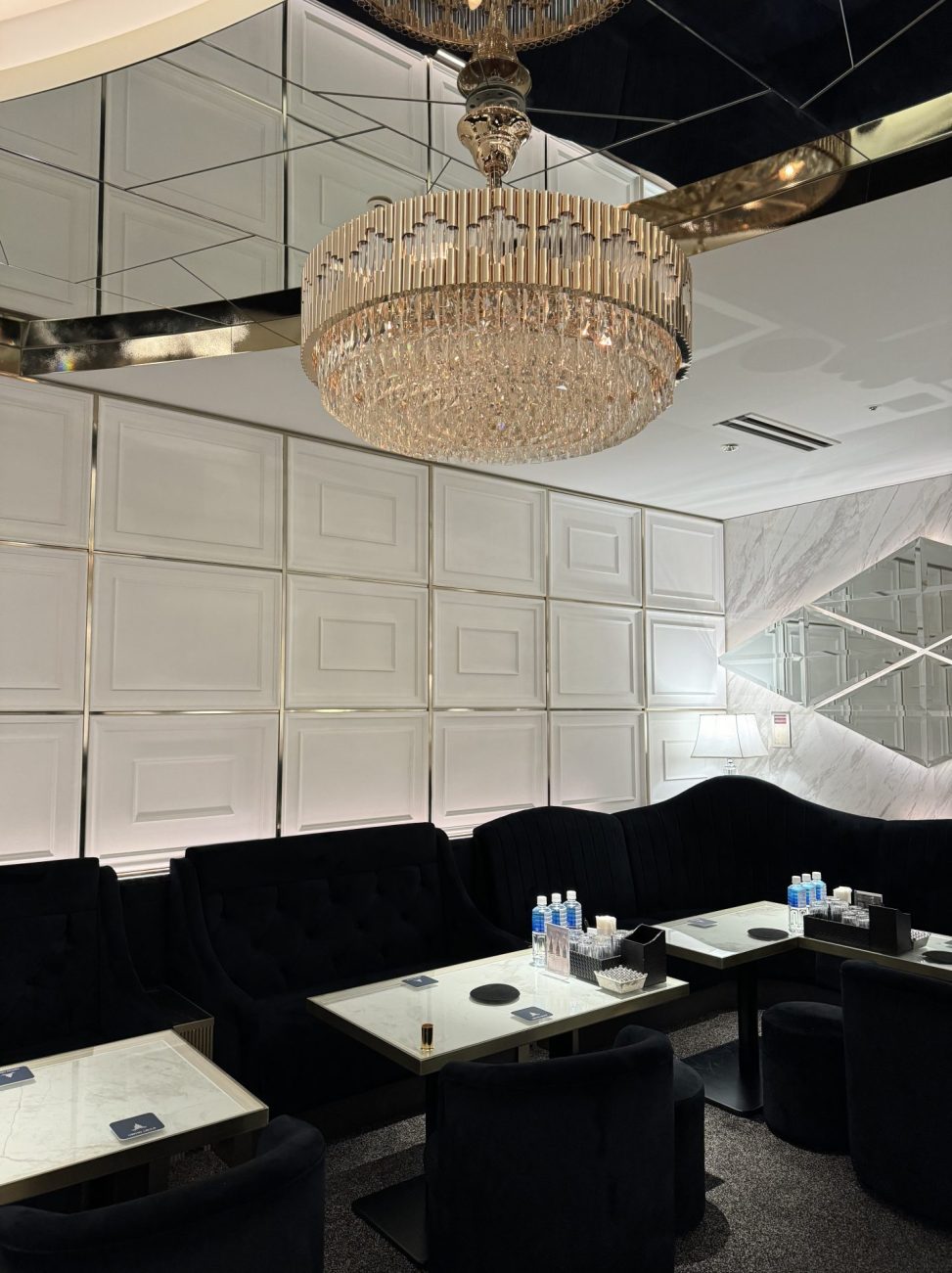 最新の海外インテリア照明の納品事例集 | 「大型シャンデリア、天井高や空間に合うサイズが見つからない?」を解決できます。 最新の海外インテリア照明の納品事例集 | 「大型シャンデリア、天井高や空間に合うサイズが見つからない?」を解決できます。