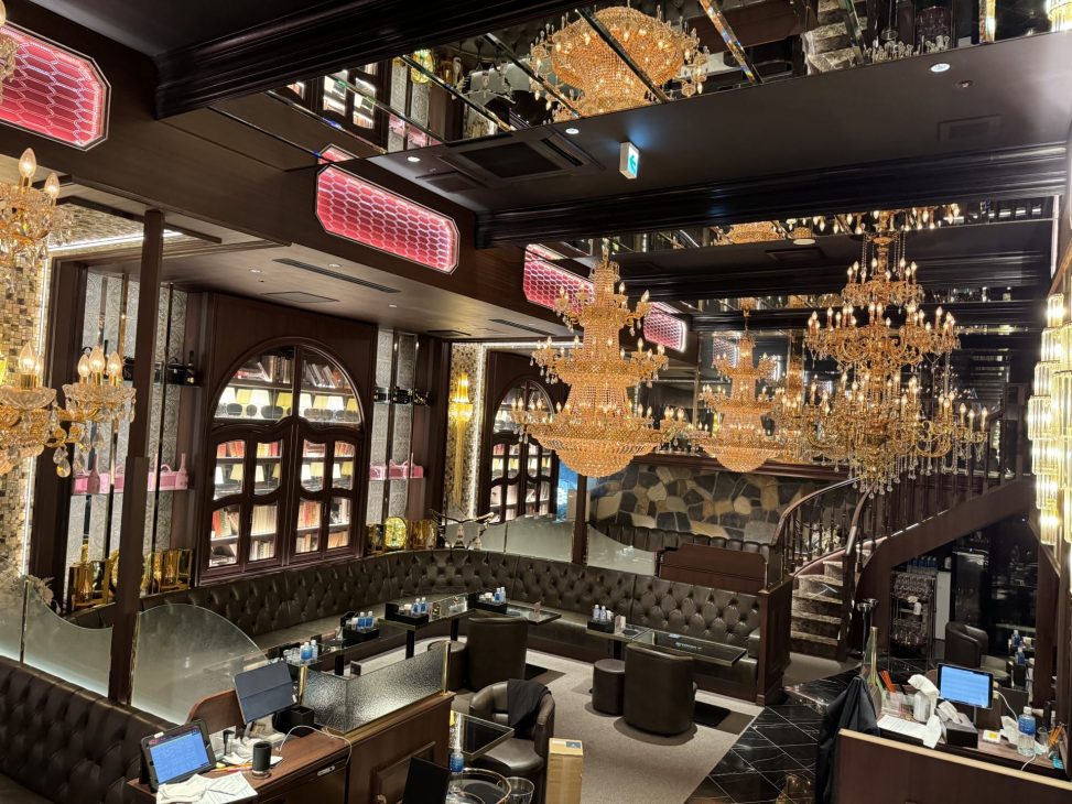 最新の海外インテリア照明の納品事例集 | 「大型シャンデリア、天井高や空間に合うサイズが見つからない?」を解決できます。 最新の海外インテリア照明の納品事例集 | 「大型シャンデリア、天井高や空間に合うサイズが見つからない?」を解決できます。