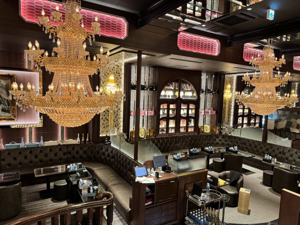 最新の海外インテリア照明の納品事例集 | 「大型シャンデリア、天井高や空間に合うサイズが見つからない?」を解決できます。 最新の海外インテリア照明の納品事例集 | 「大型シャンデリア、天井高や空間に合うサイズが見つからない?」を解決できます。