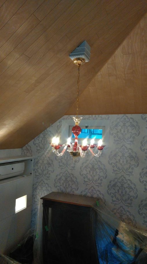 最新のインテリア照明の納品事例集 | 斜傾天井にシャンデリアをつけたい場合どうしたらいいですか？｜世田谷M邸宅様