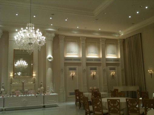 最新のインテリア照明の納品事例集 | 大型のクリスタルシャンデリア|広島市 アークヒルズ迎賓館・ホワイトハウス様