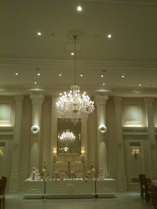 最新のインテリア照明の納品事例集 | 大型のクリスタルシャンデリア|広島市 アークヒルズ迎賓館・ホワイトハウス様
