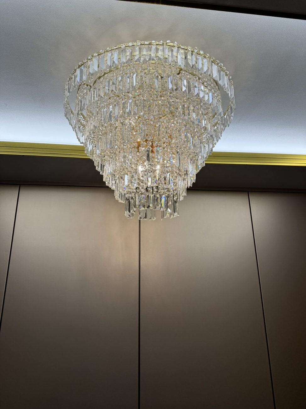 最新の海外インテリア照明の納品事例集 | スワロフスキーシーリングシャンデリアを探しています。売っていますか?|銀座の歯科クリニック様 最新の海外インテリア照明の納品事例集 | スワロフスキーシーリングシャンデリアを探しています。売っていますか?|銀座の歯科クリニック様