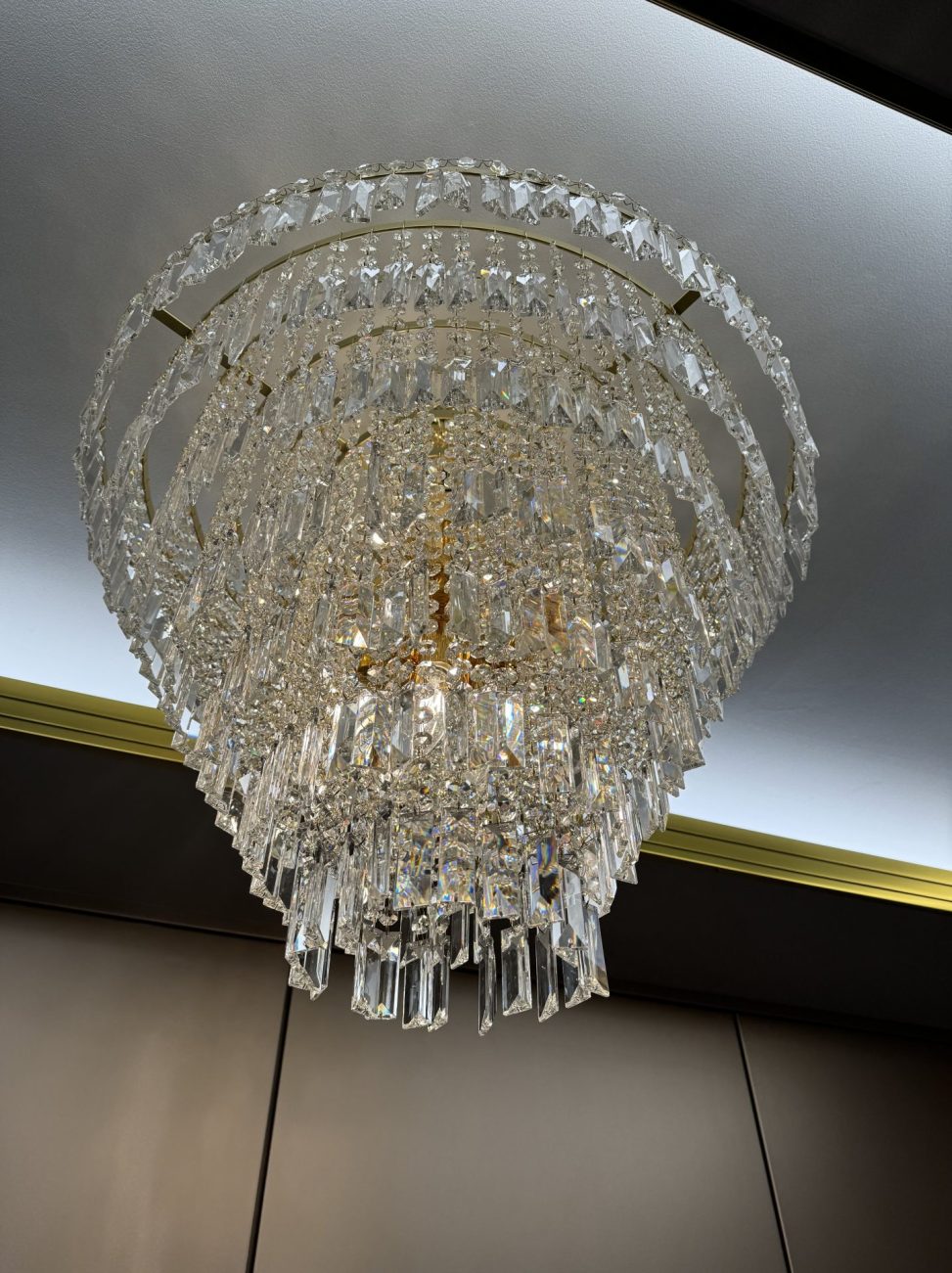 最新の海外インテリア照明の納品事例集 | スワロフスキーシーリングシャンデリアを探しています。売っていますか?|銀座の歯科クリニック様 最新の海外インテリア照明の納品事例集 | スワロフスキーシーリングシャンデリアを探しています。売っていますか?|銀座の歯科クリニック様