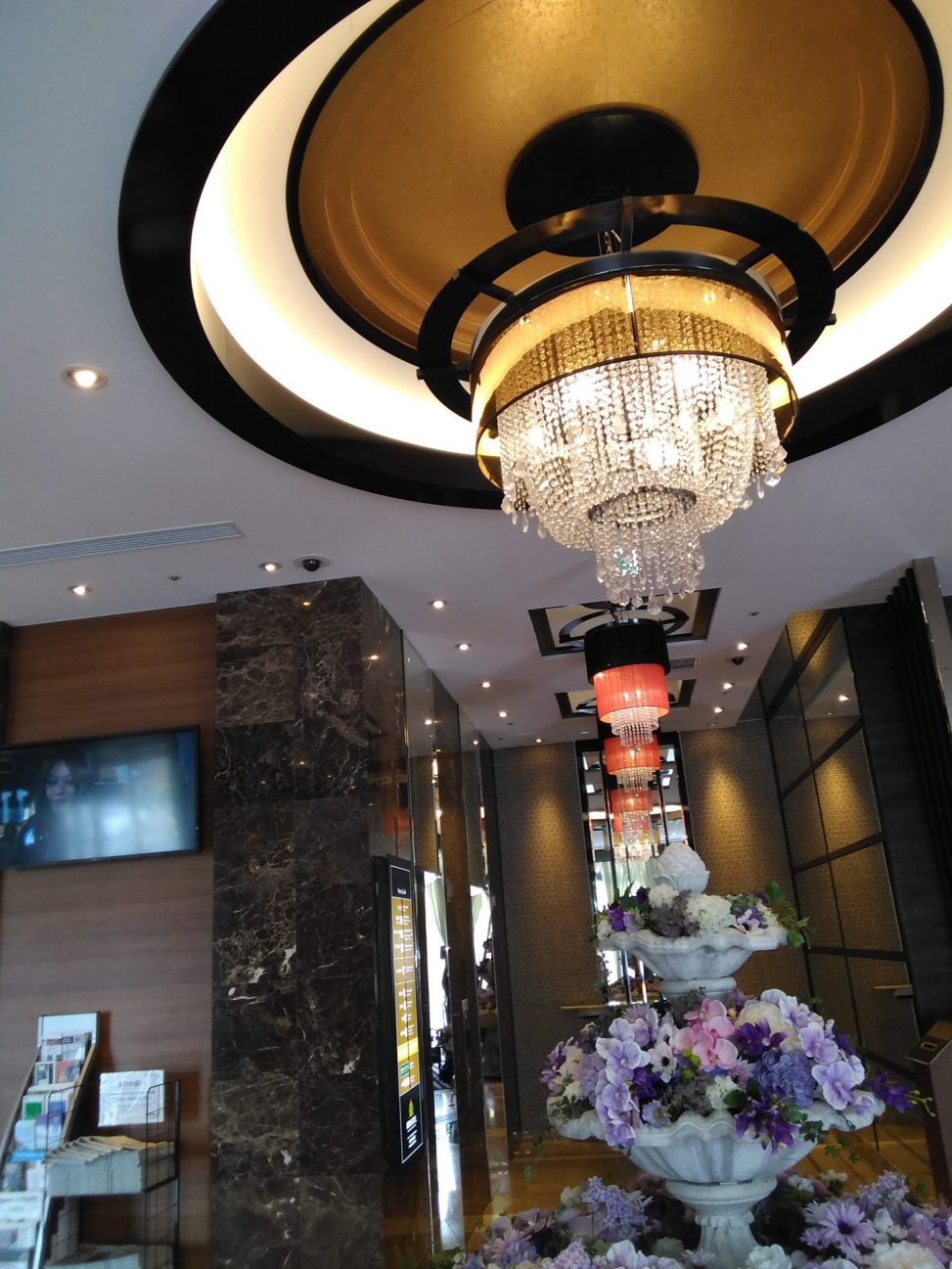 最新の海外インテリア照明の納品事例集 | 同じ空間でこんなにホテルのエントランスのイメージが変わるって知ってました? 最新の海外インテリア照明の納品事例集 | 同じ空間でこんなにホテルのエントランスのイメージが変わるって知ってました?