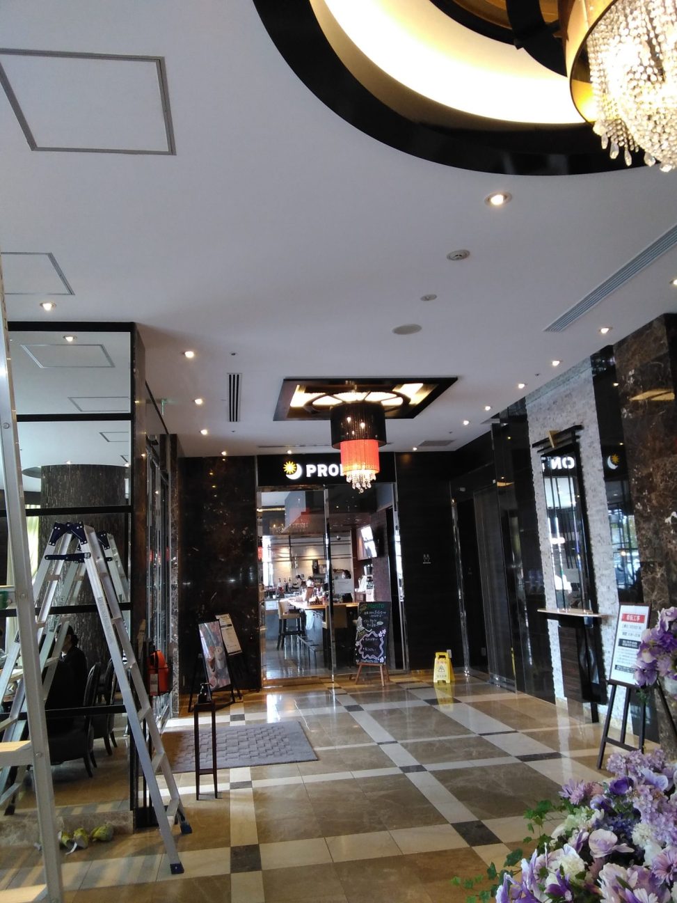 最新の海外インテリア照明の納品事例集 | 同じ空間でこんなにホテルのエントランスのイメージが変わるって知ってました? 最新の海外インテリア照明の納品事例集 | 同じ空間でこんなにホテルのエントランスのイメージが変わるって知ってました?