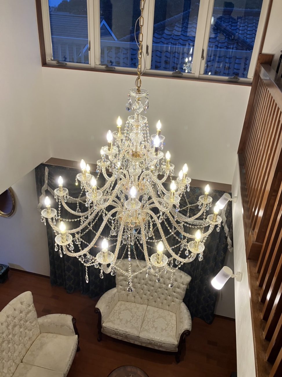 最新の海外インテリア照明の納品事例集 | 憧れの邸宅風リビングに変わる!実例で学ぶシャンデリアの効果とは? 最新の海外インテリア照明の納品事例集 | 憧れの邸宅風リビングに変わる!実例で学ぶシャンデリアの効果とは?