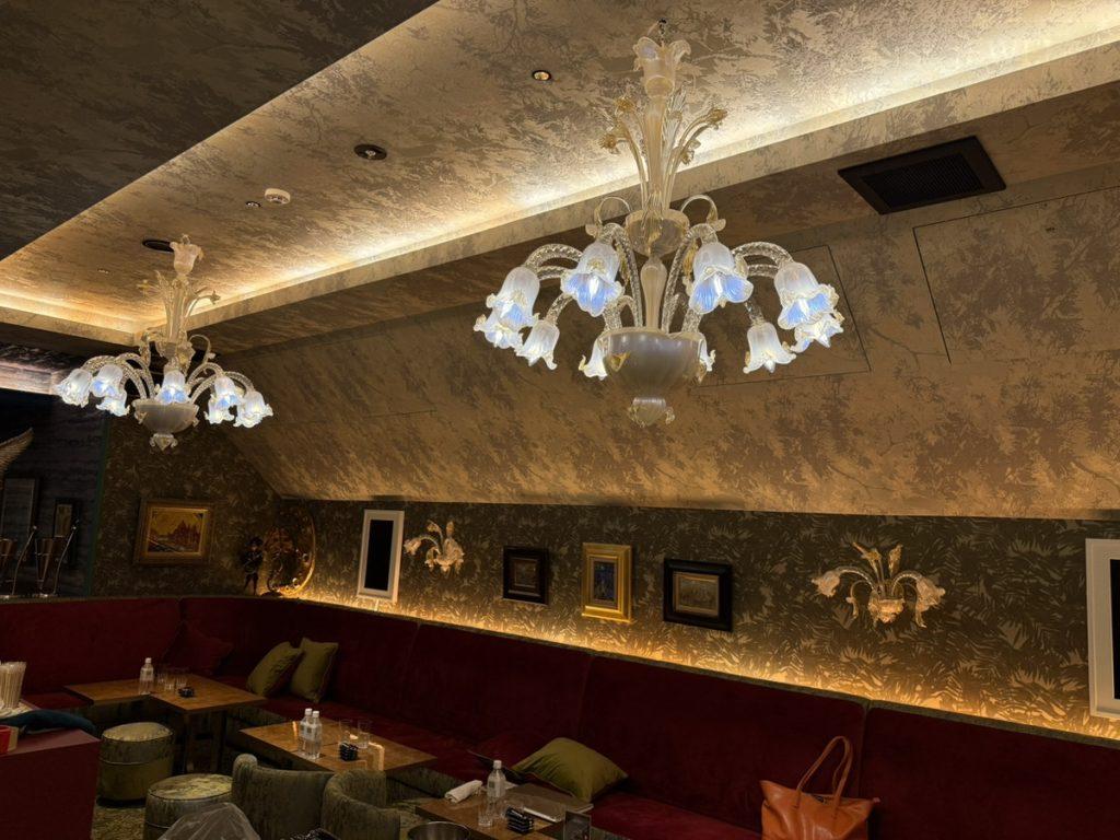 最新の海外インテリア照明の納品事例集 | オパールガラス製ベネチアンシャンデリアが魅せる表情の変化とは? 最新の海外インテリア照明の納品事例集 | オパールガラス製ベネチアンシャンデリアが魅せる表情の変化とは?