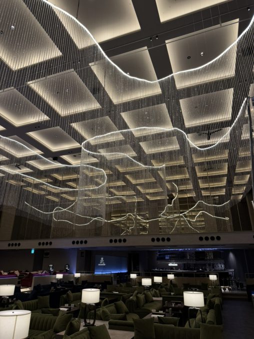 最新の海外インテリア照明の納品事例集|商業空間で注目の天井照明！建築家が選ぶ「クリスタルカーテン」の魅力とは？