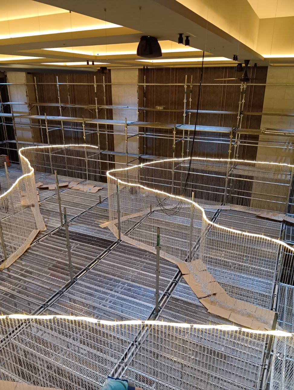 最新の海外インテリア照明の納品事例集 | 商業空間で注目の天井照明!建築家が選ぶ「クリスタルカーテン」の魅力とは? 最新の海外インテリア照明の納品事例集 | 商業空間で注目の天井照明!建築家が選ぶ「クリスタルカーテン」の魅力とは?