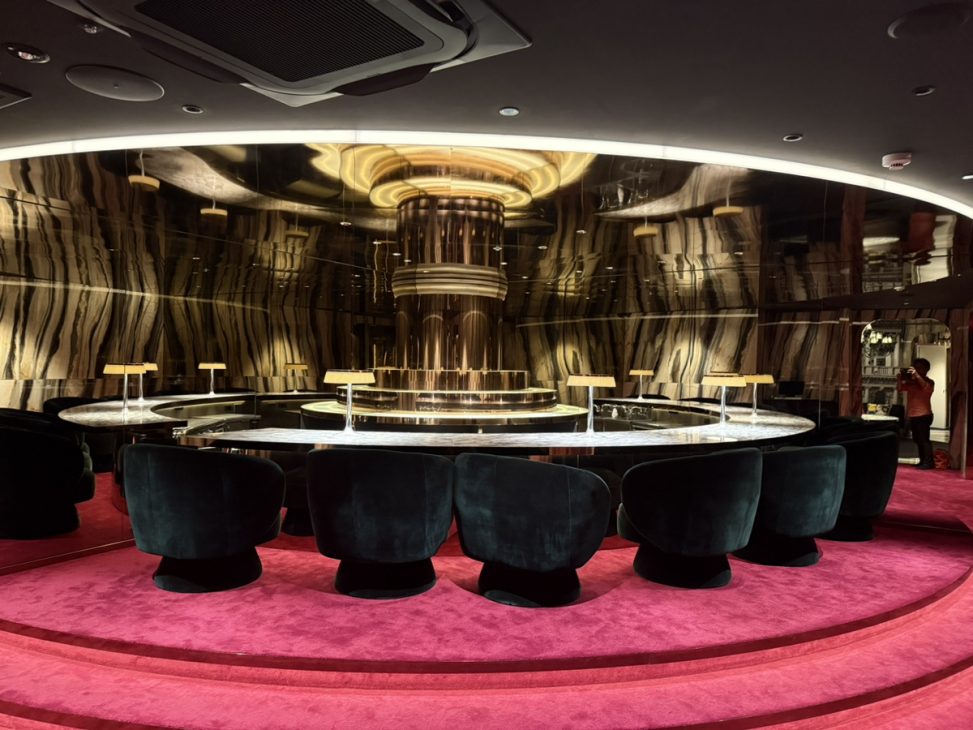 最新の海外インテリア照明の納品事例集 | 高級クラブの照明選びに迷ったら?ブラックシャンデリア実例 最新の海外インテリア照明の納品事例集 | 高級クラブの照明選びに迷ったら?ブラックシャンデリア実例