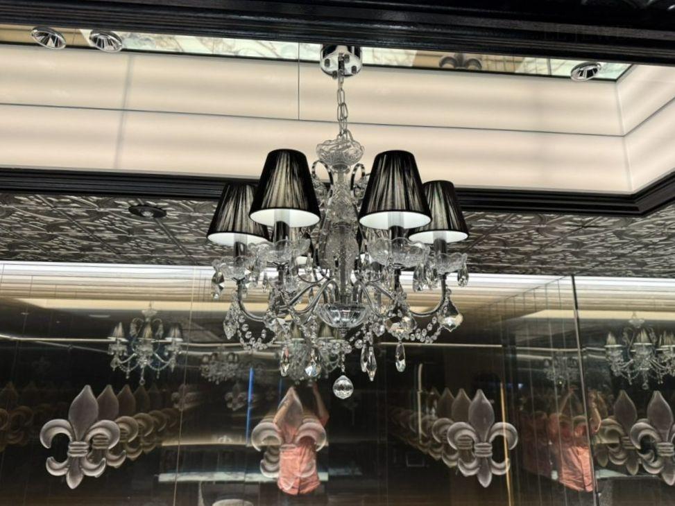 最新の海外インテリア照明の納品事例集 | 高級クラブの照明選びに迷ったら?ブラックシャンデリア実例 最新の海外インテリア照明の納品事例集 | 高級クラブの照明選びに迷ったら?ブラックシャンデリア実例